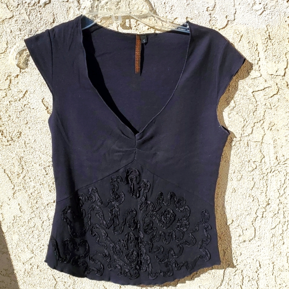Black sleeveless blouse with ribbon design